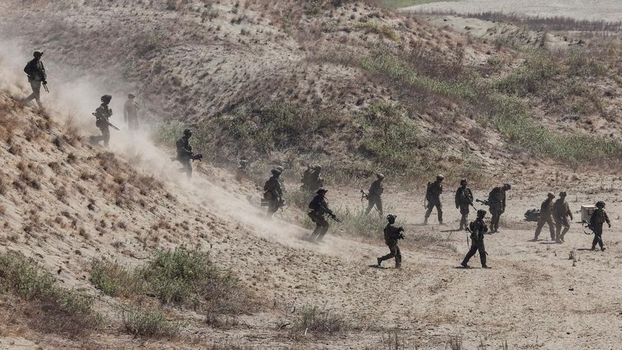 Tentara AS dan Filipina saat latihan militer gabungan tahunan di Laoag, Ilocos Norte, Filipina, Senin (6/5/2024). (REUTERS/Eloisa Lopez)