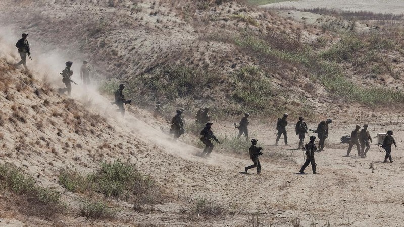 Tentara AS dan Filipina saat latihan militer gabungan tahunan di Laoag, Ilocos Norte, Filipina, Senin (6/5/2024). (REUTERS/Eloisa Lopez)
