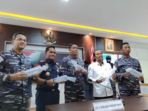TNI AL Serahkan 99 Ribu Benur Lobster Hasil Penyelundupan ke KKP