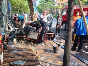 Warung PKL Depan GOR Pasuruan Ludes Terbakar