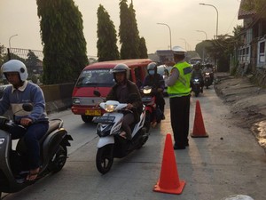 Ada Perbaikan Jalan, Lalin di Kampung Rambutan Arah Pasar Rebo Padat