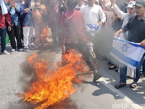 Pembakaran Bendera Israel Warnai Aksi Bela Palestina di Lamongan