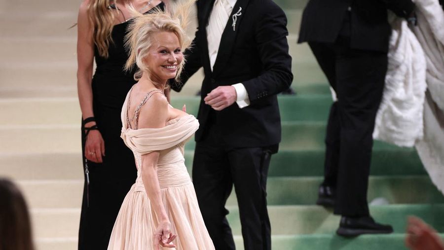 Nicki Minaj saat mengahdiri Met Gala di Metropolitan Museum of Art, New York City, Amerika Serikat (AS), Senin (6/5/2024). (REUTERS/Carlos Barria)