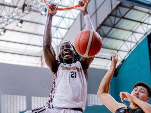 Impresif! Pemain Asing Bima Perkasa Jonathan Komagum Cetak Double-Double