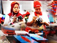 Bukan Cuma Covid, Ini 'Bom' yang Bikin Pabrik Bata Tutup