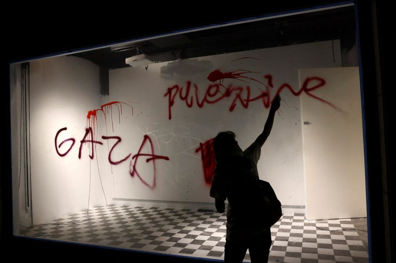 Demonstran pro-Palestina melakukan aksi protest saat berlangsungnya Met Gala di di Metropolitan Museum of Art, New York City, Amerika Serikat (AS), Senin (6/5/2024). (REUTERS/Eduardo Munoz) Demonstran pro-Palestina melakukan aksi protest saat berlangsungnya Met Gala di di Metropolitan Museum of Art, New York City, Amerika Serikat (AS), Senin (6/5/2024). (REUTERS/Eduardo Munoz)