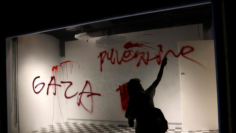 Demonstran pro-Palestina melakukan aksi protest saat berlangsungnya Met Gala di di Metropolitan Museum of Art, New York City, Amerika Serikat (AS), Senin (6/5/2024). (REUTERS/Eduardo Munoz)
