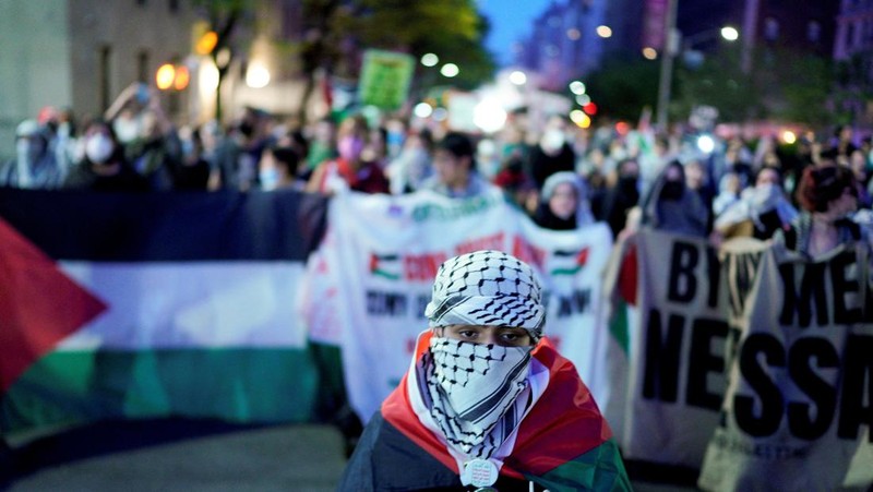 Demonstran pro-Palestina melakukan aksi protest saat berlangsungnya Met Gala di di Metropolitan Museum of Art, New York City, Amerika Serikat (AS), Senin (6/5/2024). (REUTERS/Eduardo Munoz)