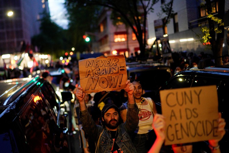 Demonstran pro-Palestina melakukan aksi protest saat berlangsungnya Met Gala di di Metropolitan Museum of Art, New York City, Amerika Serikat (AS), Senin (6/5/2024). (REUTERS/Eduardo Munoz) Demonstran pro-Palestina melakukan aksi protest saat berlangsungnya Met Gala di di Metropolitan Museum of Art, New York City, Amerika Serikat (AS), Senin (6/5/2024). (REUTERS/Eduardo Munoz)