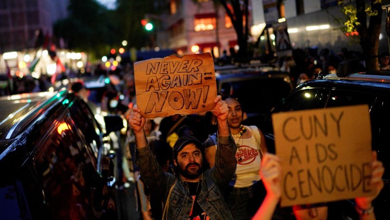 Demonstran pro-Palestina melakukan aksi protest saat berlangsungnya Met Gala di di Metropolitan Museum of Art, New York City, Amerika Serikat (AS), Senin (6/5/2024). (REUTERS/Eduardo Munoz)