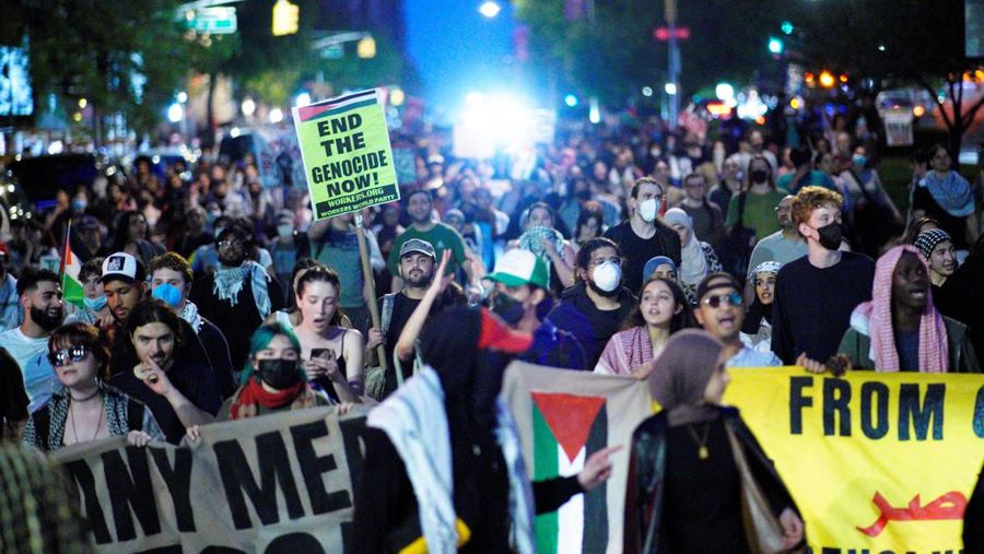 Demonstran pro-Palestina melakukan aksi protest saat berlangsungnya Met Gala di di Metropolitan Museum of Art, New York City, Amerika Serikat (AS), Senin (6/5/2024). (REUTERS/Eduardo Munoz)