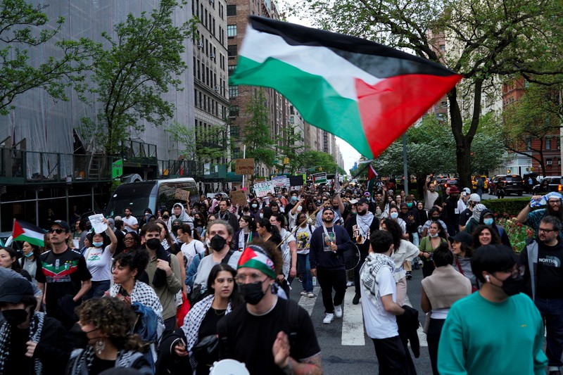 Demonstran pro-Palestina melakukan aksi protest saat berlangsungnya Met Gala di di Metropolitan Museum of Art, New York City, Amerika Serikat (AS), Senin (6/5/2024). (REUTERS/Eduardo Munoz)