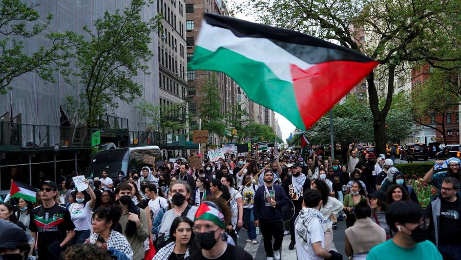 Demonstran pro-Palestina melakukan aksi protest saat berlangsungnya Met Gala di Metropolitan Museum of Art, New York City, Amerika Serikat (AS), Senin (6/5/2024). (REUTERS/Eduardo Munoz)