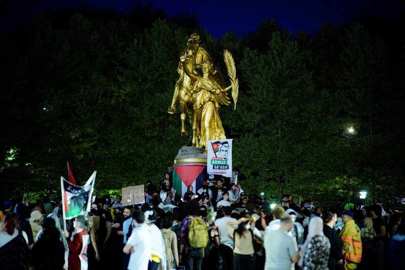 Demonstran pro-Palestina melakukan aksi protest saat berlangsungnya Met Gala di di Metropolitan Museum of Art, New York City, Amerika Serikat (AS), Senin (6/5/2024). (REUTERS/Eduardo Munoz) Demonstran pro-Palestina melakukan aksi protest saat berlangsungnya Met Gala di di Metropolitan Museum of Art, New York City, Amerika Serikat (AS), Senin (6/5/2024). (REUTERS/Eduardo Munoz)