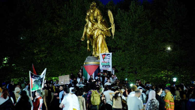 Demonstran pro-Palestina melakukan aksi protest saat berlangsungnya Met Gala di di Metropolitan Museum of Art, New York City, Amerika Serikat (AS), Senin (6/5/2024). (REUTERS/Eduardo Munoz)
