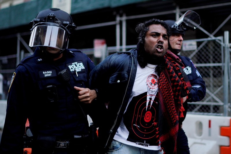 Demonstran pro-Palestina melakukan aksi protest saat berlangsungnya Met Gala di di Metropolitan Museum of Art, New York City, Amerika Serikat (AS), Senin (6/5/2024). (REUTERS/Eduardo Munoz) Demonstran pro-Palestina melakukan aksi protest saat berlangsungnya Met Gala di di Metropolitan Museum of Art, New York City, Amerika Serikat (AS), Senin (6/5/2024). (REUTERS/Eduardo Munoz)