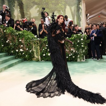 Idol Kpop-Artis Hollywood Pamer Busana Unik di Met Gala 2024
