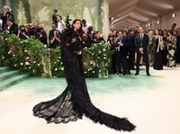 Idol Kpop-Artis Hollywood Pamer Busana Unik di Met Gala 2024