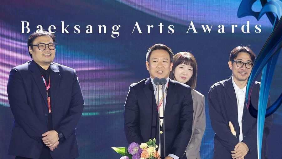 Film Moving memenangkan Daesang (Grand Prize) dalam ajang BaekSang Arts Awards 2024. (Instagram @baeksang.official)