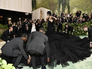 Gaya Heboh Cardi B di MET Gala 2024, Bergaun Dramatis Sampai Dibantu 9 Pria