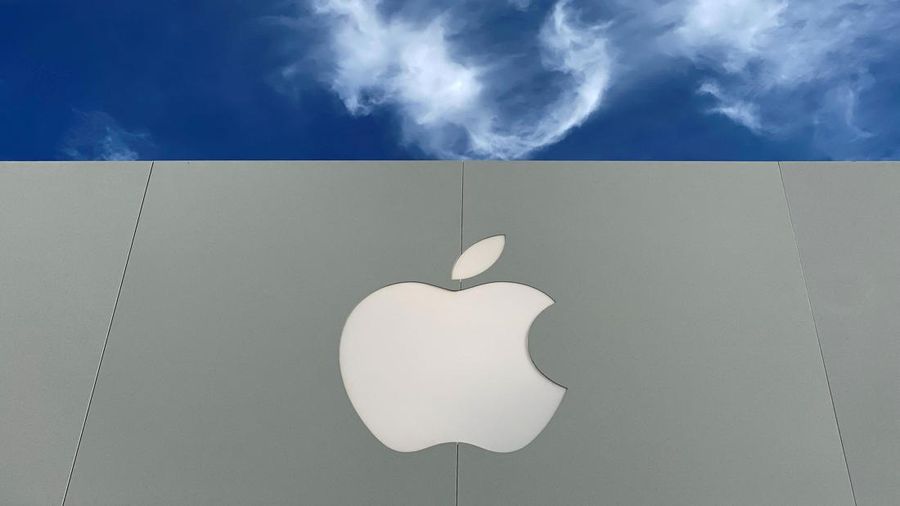 Ilustrasi Apple. (REUTERS/Mike Blake/File Photo)