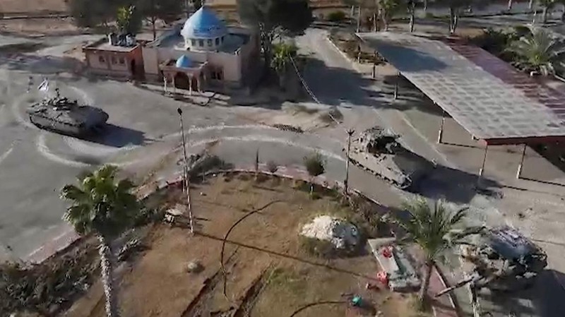 Kendaraan militer Israel beroperasi di Penyeberangan Rafah sisi Gaza, di tengah konflik yang sedang berlangsung antara Israel dan kelompok Islam Palestina Hamas, di Jalur Gaza selatan, dalam gambar selebaran yang dirilis pada 7 Mei 2024. (Israel Defense Forces/Handout via REUTERS)