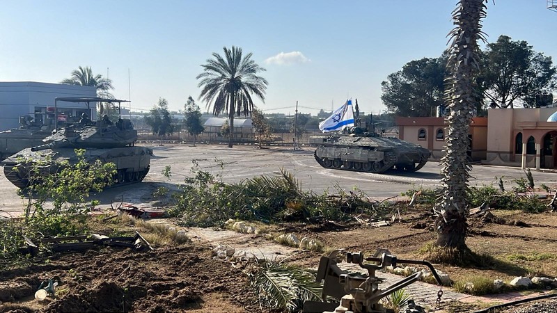 Kendaraan militer Israel beroperasi di Penyeberangan Rafah sisi Gaza, di tengah konflik yang sedang berlangsung antara Israel dan kelompok Islam Palestina Hamas, di Jalur Gaza selatan, dalam gambar selebaran yang dirilis pada 7 Mei 2024. Kendaraan militer Israel beroperasi di Penyeberangan Rafah sisi Gaza, di tengah konflik yang sedang berlangsung antara Israel dan kelompok Islam Palestina Hamas, di Jalur Gaza selatan, dalam gambar selebaran yang dirilis pada 7 Mei 2024. (Israel Defense Forces/Handout via REUTERS)