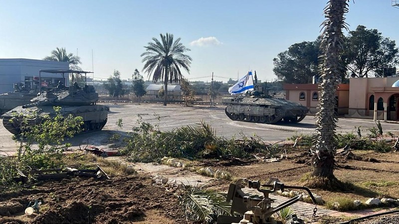 Kendaraan militer Israel beroperasi di Penyeberangan Rafah sisi Gaza, di tengah konflik yang sedang berlangsung antara Israel dan kelompok Islam Palestina Hamas, di Jalur Gaza selatan, dalam gambar selebaran yang dirilis pada 7 Mei 2024. (Israel Defense Forces/Handout via REUTERS)