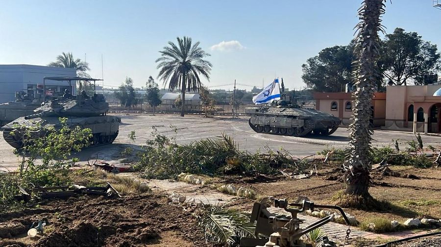 Kendaraan militer Israel beroperasi di Penyeberangan Rafah sisi Gaza, di tengah konflik yang sedang berlangsung antara Israel dan kelompok Islam Palestina Hamas, di Jalur Gaza selatan, dalam gambar selebaran yang dirilis pada 7 Mei 2024. (Israel Defense Forces/Handout via REUTERS)