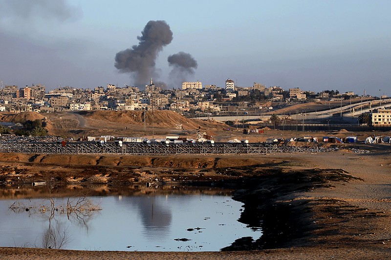 Kepulan asap terlihat usai tentara Israel melakukan serangan di Rafah di selatan Jalur Gaza, Senin (6/5/2024). (AP Photo/Ramez Habboub)