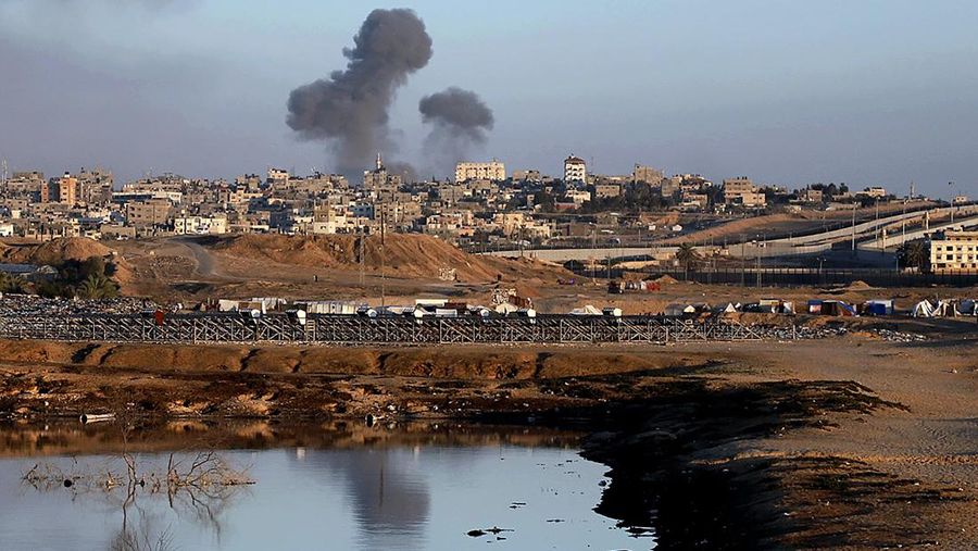 Kepulan asap terlihat usai tentara Israel melakukan serangan di Rafah di selatan Jalur Gaza, Senin (6/5/2024). (AP Photo/Ramez Habboub)