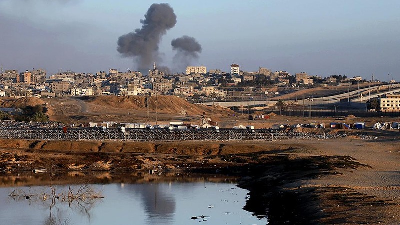 Kepulan asap terlihat usai tentara Israel melakukan serangan di Rafah di selatan Jalur Gaza, Senin (6/5/2024). (AP Photo/Ramez Habboub)