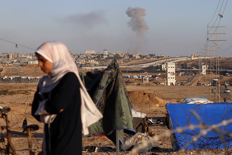 Kepulan asap terlihat usai tentara Israel melakukan serangan di Rafah di selatan Jalur Gaza, Senin (6/5/2024). (AP Photo/Ramez Habboub)