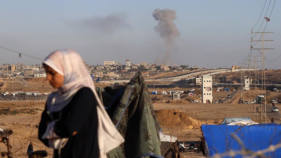 Kepulan asap terlihat usai tentara Israel melakukan serangan di Rafah di selatan Jalur Gaza, Senin (6/5/2024). (AP Photo/Ramez Habboub)