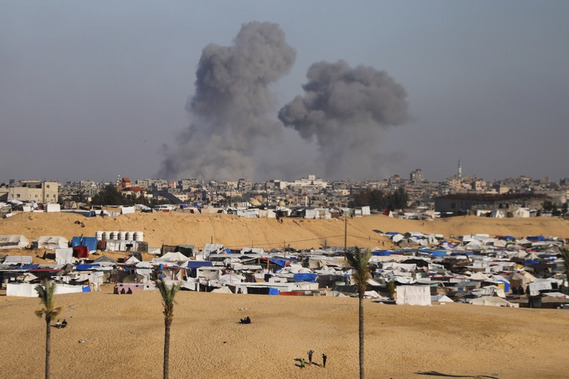 Kepulan asap terlihat usai tentara Israel melakukan serangan di Rafah di selatan Jalur Gaza, Senin (6/5/2024). (AP Photo/Ramez Habboub) Kepulan asap terlihat usai tentara Israel melakukan serangan di Rafah di selatan Jalur Gaza, Senin (6/5/2024). (AP Photo/Ramez Habboub)