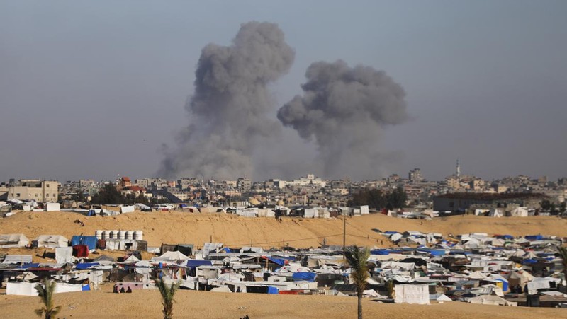 Kepulan asap terlihat usai tentara Israel melakukan serangan di Rafah di selatan Jalur Gaza, Senin (6/5/2024). (AP Photo/Ramez Habboub)