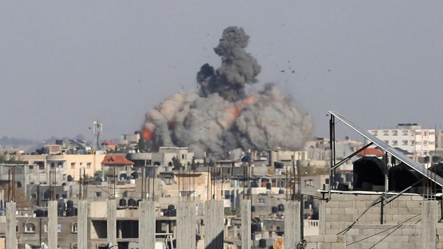 Kepulan asap terlihat usai tentara Israel melakukan serangan di Rafah di selatan Jalur Gaza, Senin (6/5/2024). (AP Photo/Ramez Habboub)