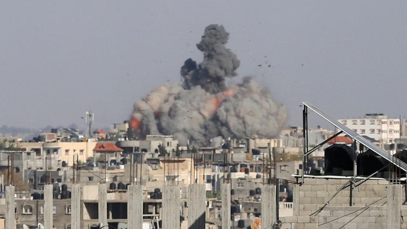 Kepulan asap terlihat usai tentara Israel melakukan serangan di Rafah di selatan Jalur Gaza, Senin (6/5/2024). (AP Photo/Ramez Habboub)