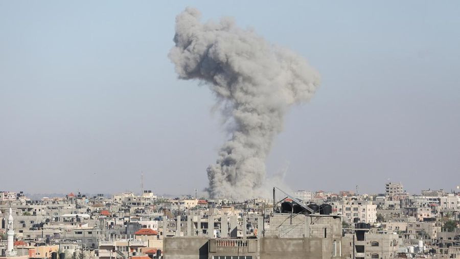 Kepulan asap terlihat usai tentara Israel melakukan serangan di Rafah di selatan Jalur Gaza, Senin (6/5/2024). (AP Photo/Ramez Habboub)
