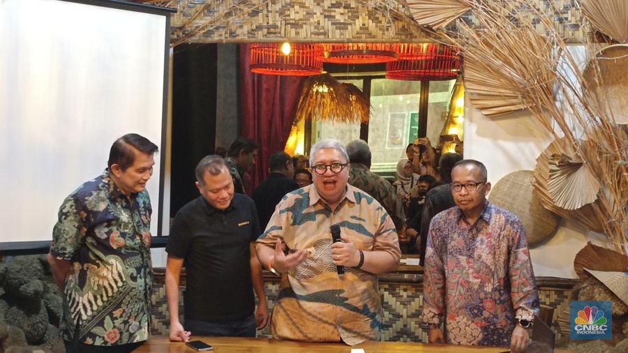 Ketua Umum Asosiasi Pengusaha Ritel Indonesia (Aprindo), Roy Nicholas Mandey menekan kerjasama atau MoU dengan Asosiasi Pasar Rakyat Seluruh Indonesia (Aparsi), dalam rangka berkolaborasi dan bersinergi menjaga pasokan bahan pokok penting (bapokting) untuk kebutuhan konsumen atau masyarakat Indonesia. (CNBC Indonesia/Martyasari Rizky)