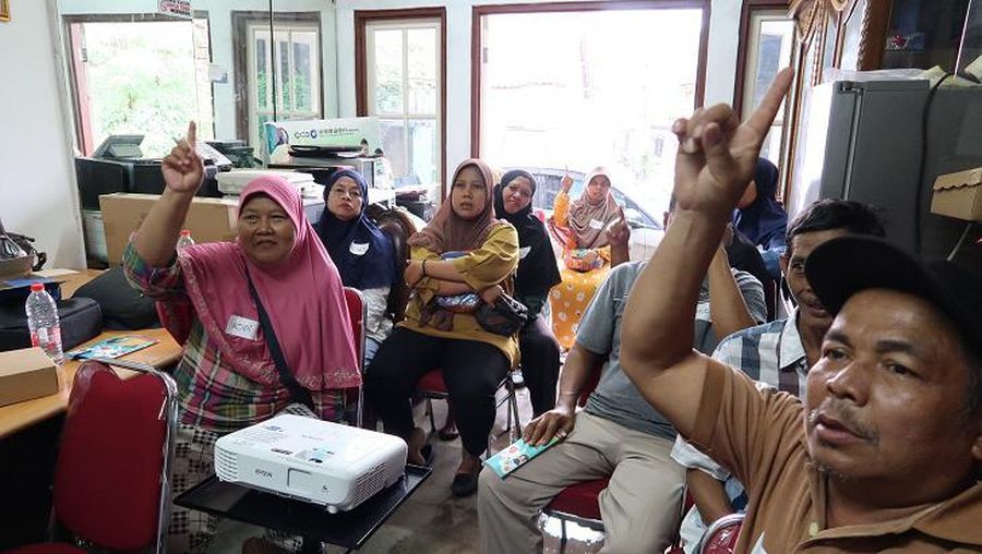J Trust menggelar literasi keuangan terhadap kaum marjinal.