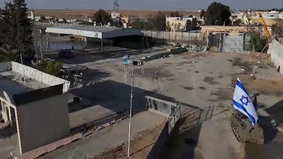 Militer Israel beroperasi di Penyeberangan Rafah sisi Gaza, di tengah konflik yang sedang berlangsung antara Israel dan kelompok Islam Palestina Hamas, di Jalur Gaza selatan, dalam tangkapan layar yang diambil dari video selebaran yang dirilis pada 7 Mei 2024. Militer Israel beroperasi di Penyeberangan Rafah sisi Gaza, di tengah konflik yang sedang berlangsung antara Israel dan kelompok Islam Palestina Hamas, di Jalur Gaza selatan, dalam tangkapan layar yang diambil dari video selebaran yang dirilis pada 7 Mei 2024. (Israel Defense Forces/Handout via REUTERS)