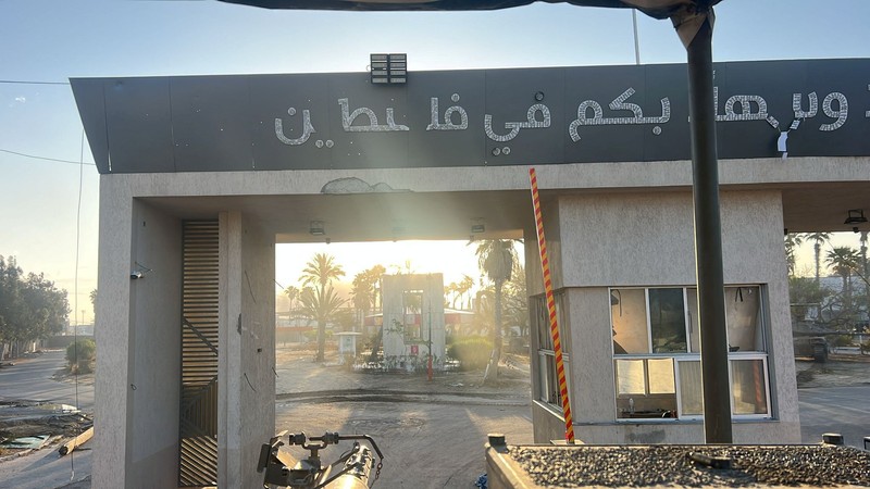 Kendaraan militer Israel beroperasi di Penyeberangan Rafah sisi Gaza, di tengah konflik yang sedang berlangsung antara Israel dan kelompok Islam Palestina Hamas, di Jalur Gaza selatan, dalam gambar selebaran yang dirilis pada 7 Mei 2024. (Israel Defense Forces/Handout via REUTERS)