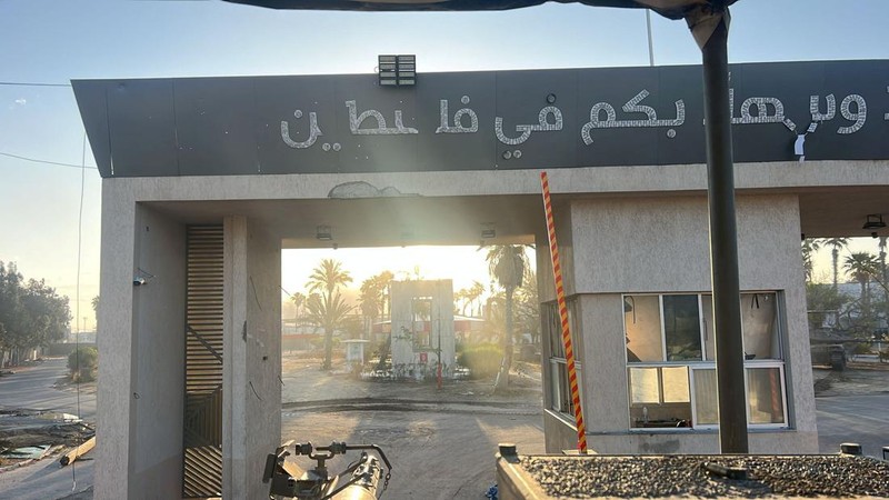 Kendaraan militer Israel beroperasi di Penyeberangan Rafah sisi Gaza, di tengah konflik yang sedang berlangsung antara Israel dan kelompok Islam Palestina Hamas, di Jalur Gaza selatan, dalam gambar selebaran yang dirilis pada 7 Mei 2024. (Israel Defense Forces/Handout via REUTERS)