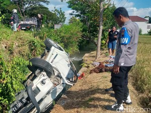 Adu Banteng dengan Mobil Boks, Rush Nyemplung Selokan 3 Meter di Klaten