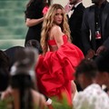 Musisi Shakira saat menghadiri Met Gala di Metropolitan Museum of Art, New York City, Amerika Serikat (AS), Senin (6/5/2024). (REUTERS/Carlos Barria)