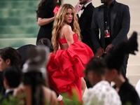 Musisi Shakira saat menghadiri Met Gala di Metropolitan Museum of Art, New York City, Amerika Serikat (AS), Senin (6/5/2024). (REUTERS/Carlos Barria)