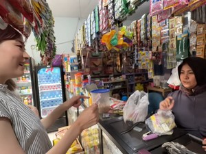 Lucu! Begini Serunya Orang Jepang Belanja di Warung Kelontong