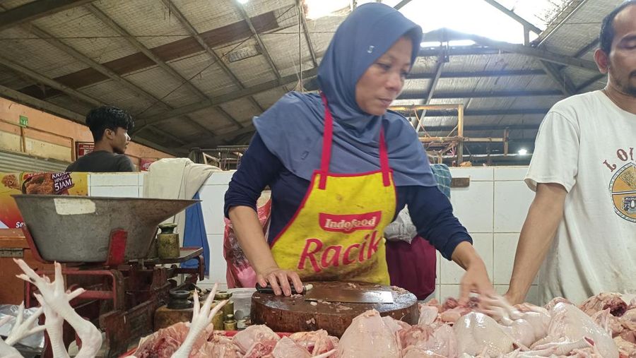 Pedagang ayam di Pasar Gunung Batu, Bogor, Jawa Barat. (CNBC Indonesia/Martyasari Rizky)