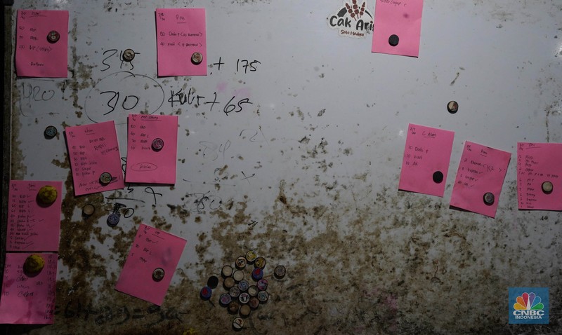 Pekerja memilah potongan ayam untuk dimasukkan ke dalam plastik kemasan di Rumah Potong Hewan (RPH) Unggas, Pasar Minggu, Jakarta Selatan, Selasa (7/5/2024). Pekerja memilah potongan ayam untuk dimasukkan ke dalam plastik kemasan di Rumah Potong Hewan (RPH) Unggas, Pasar Minggu, Jakarta Selatan, Selasa (7/5/2024). (CNBC Indonesia/Muhammad Sabki)